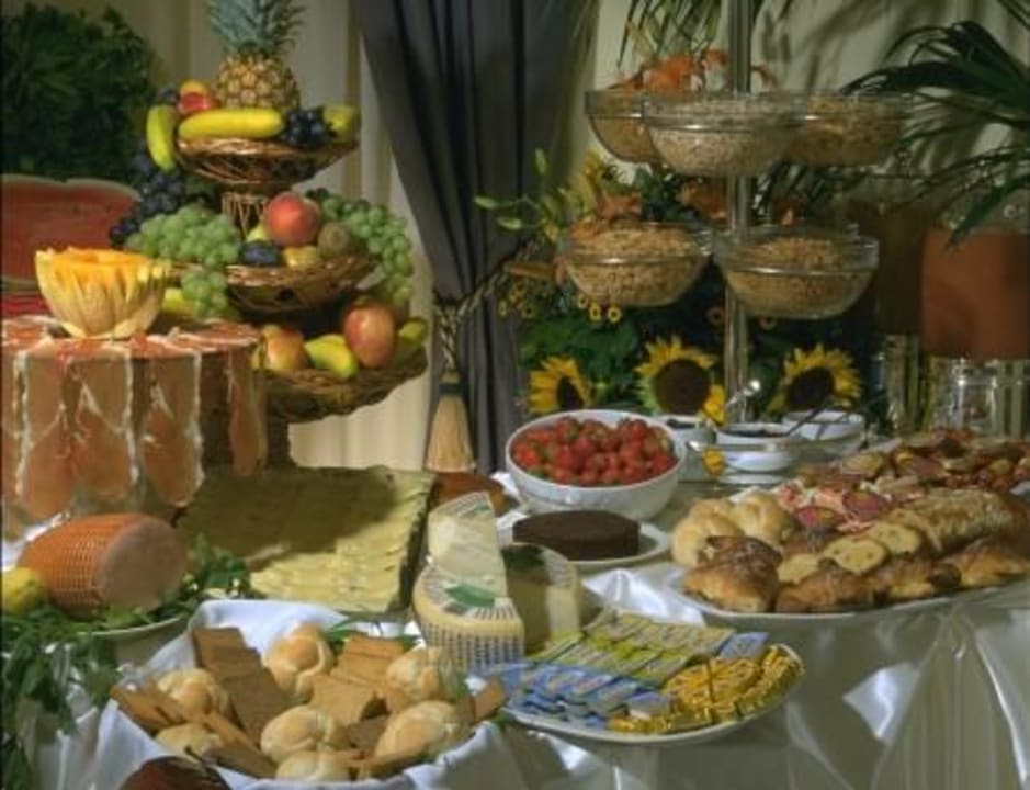 Buffet breakfast hot & cold Grand Hotel Tiberio