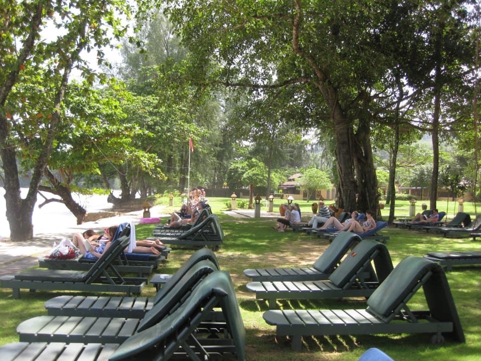 Liegen am Hotelstrand Khao Lak Merlin Resort