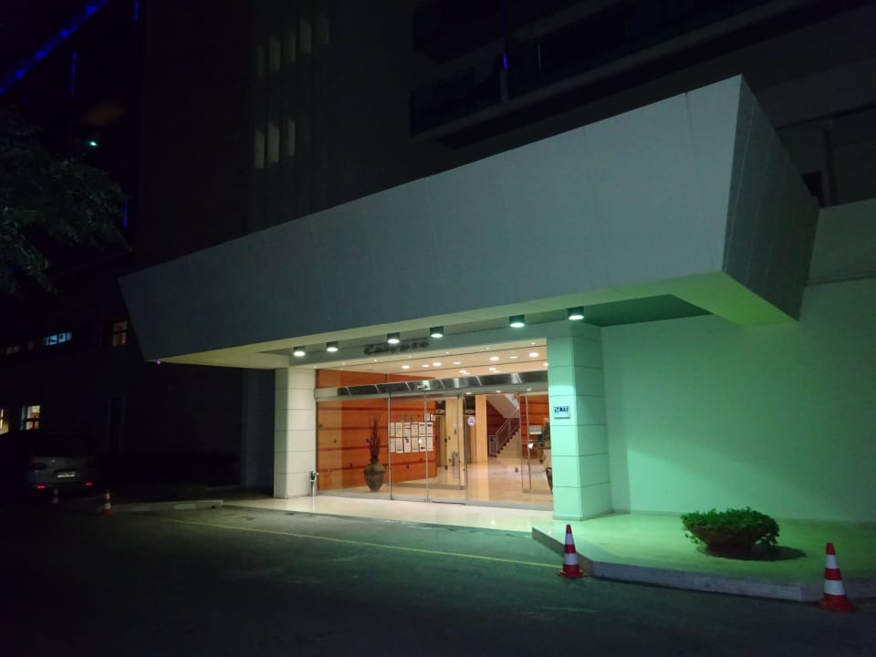 Eingang bei Nacht Hotel Calypso Beach
