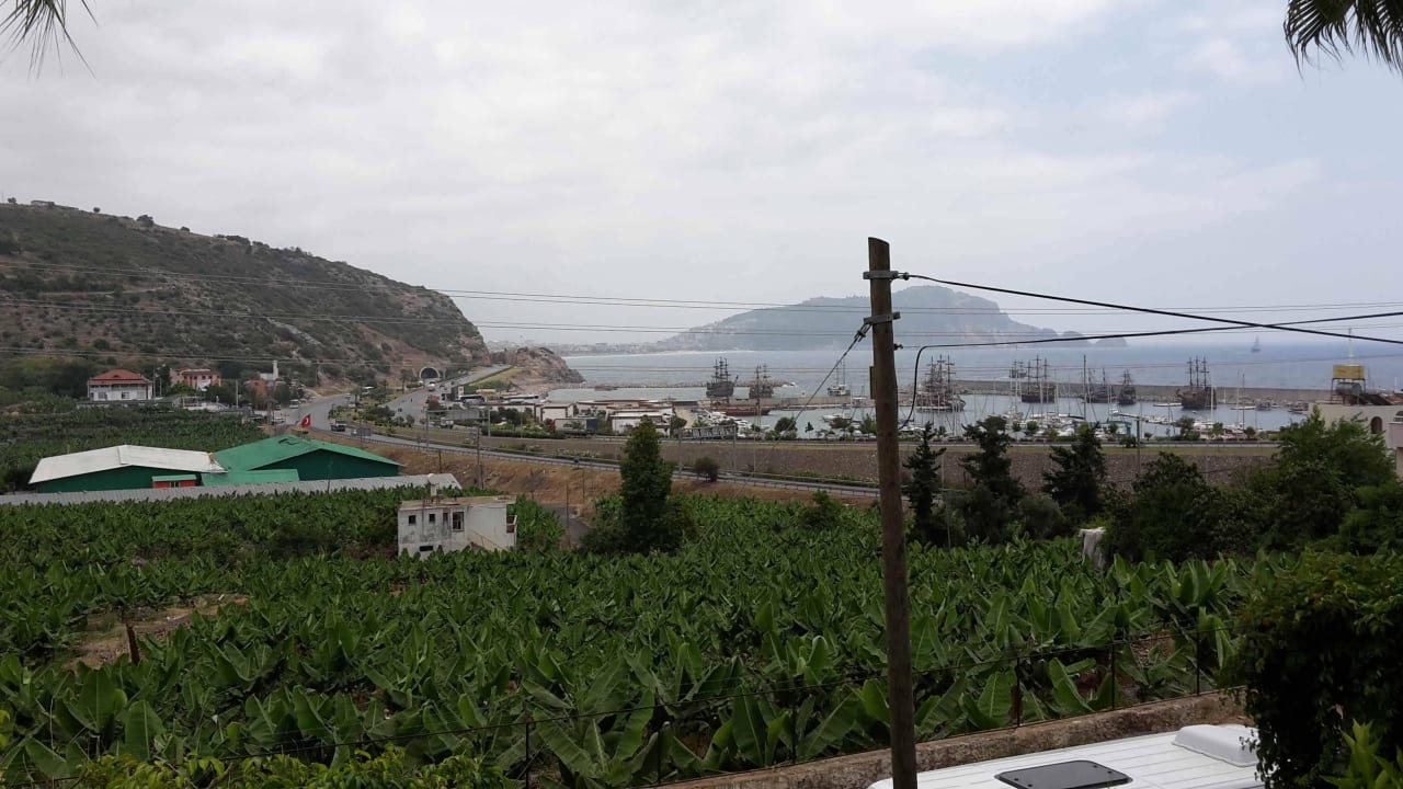 Vor dem gebäude La Finca Marina