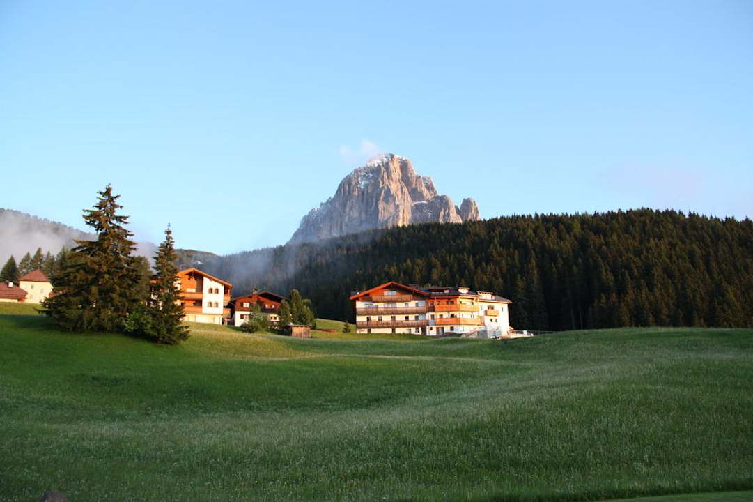 Blick aus dem Garten zum Langkofel Mountain Chalet Pra Ronch