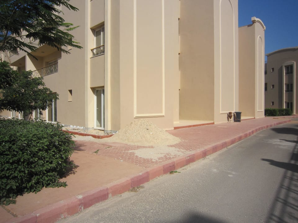 Überall Schutt und Dreck  Pyramisa Sunset Pearl Resort