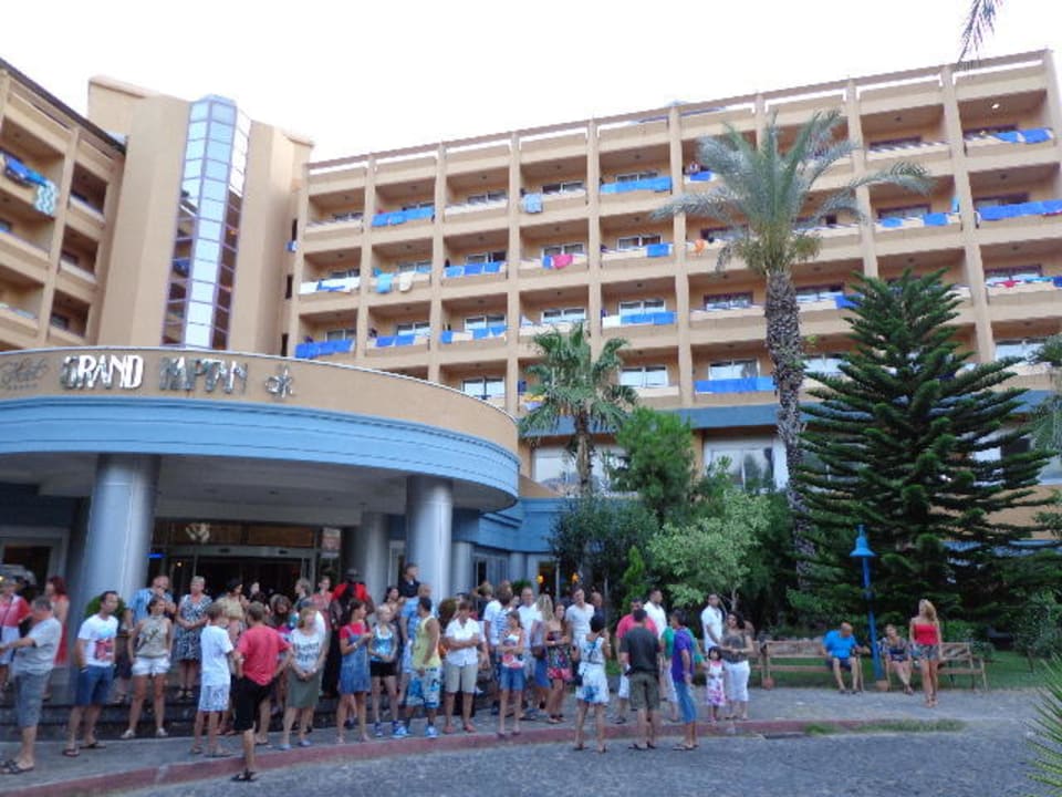 Waiting for the bus to the city Grand Kaptan