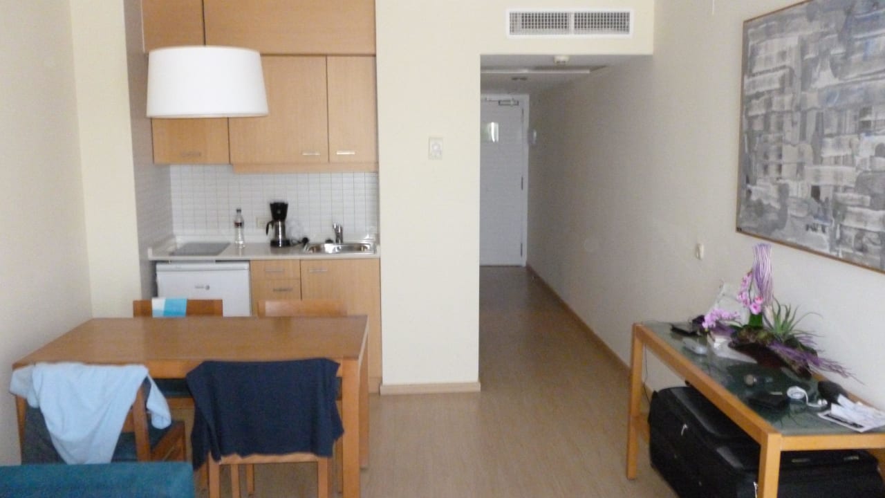 Wohnraum mit kleiner Küche Aparthotel Fontanellas Playa