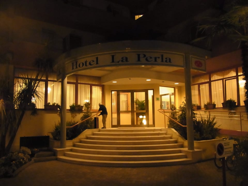 Hoteleingang Hotel La Perla