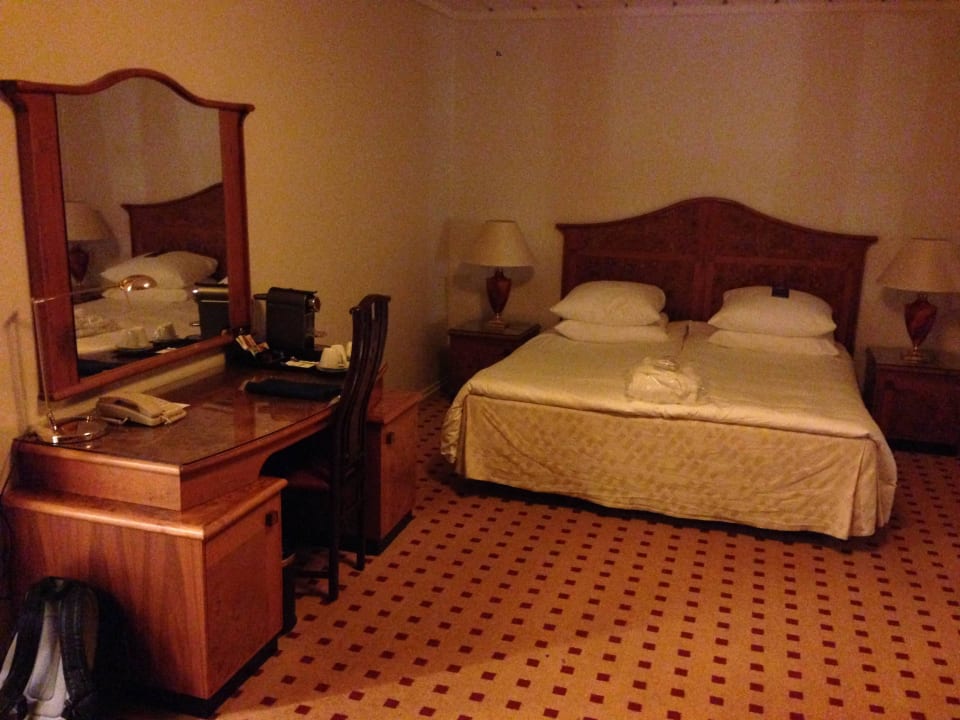 Bed and desk Scandic Falconer