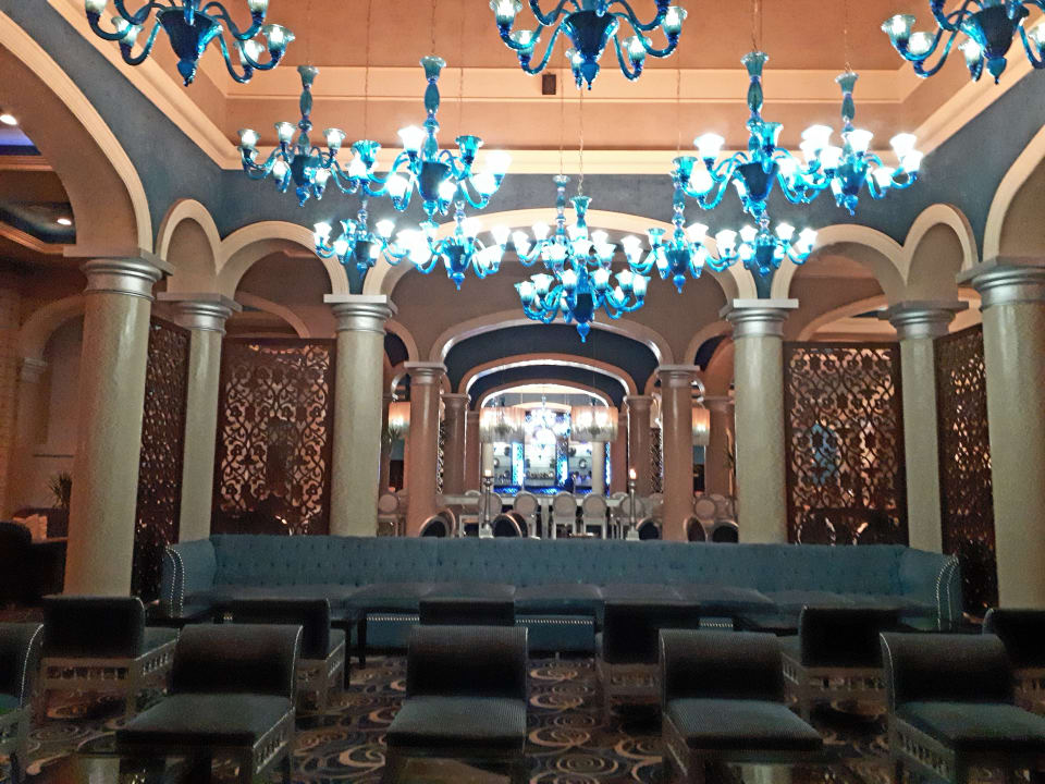 Die Lampen sind fast überall toll; hier in der Bar JAZ Aquamarine Resort