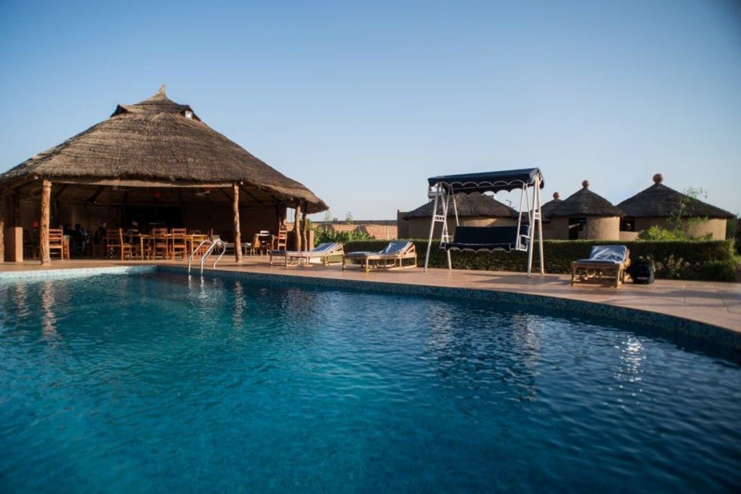 Vue sur la piscine et restaurant extérieur Le Grand Calao