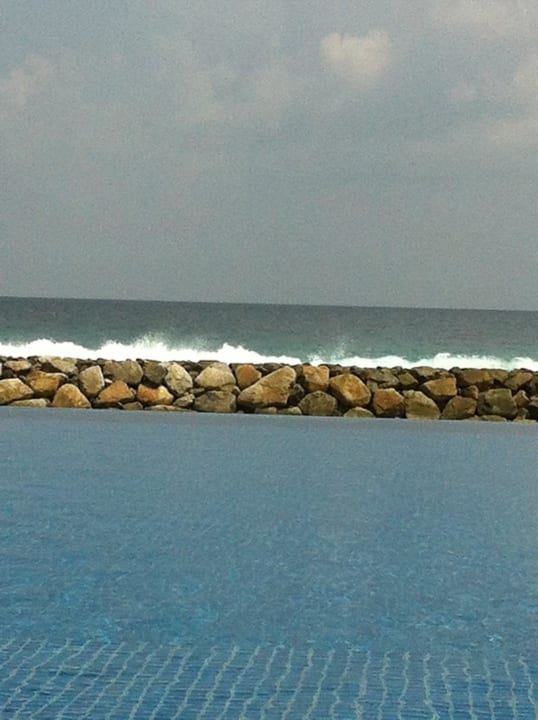 Blick auf den Wellenbrecher am Pool the liquid  Atmosphere Kanifushi Maldives
