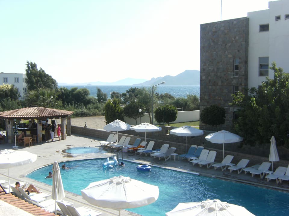 Widok z piętra na basen Tiana Beach Resort