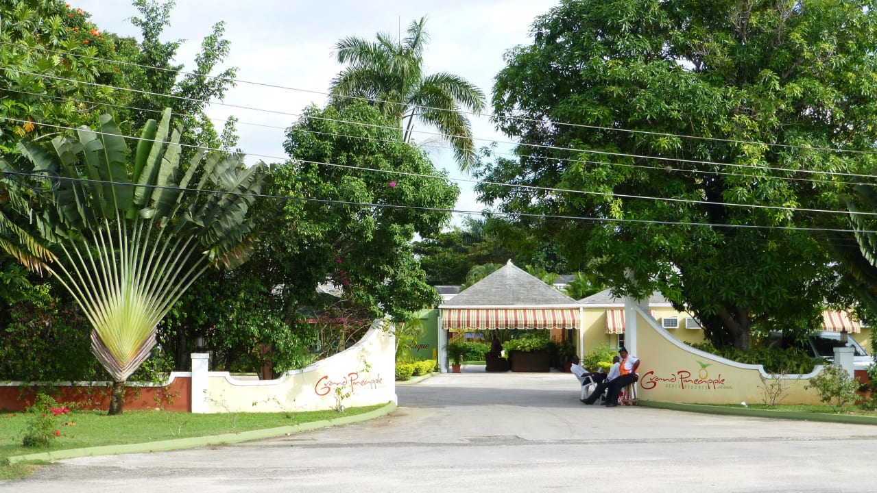 Hoteleinfahrt Gartenside auf der anderen Straßens. Hotel Grand Pineapple Beach Negril