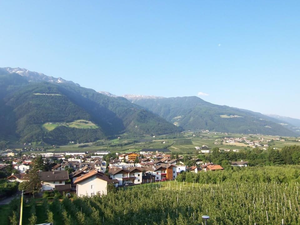 Blick vom Zimmer auf den Ort Lindenhof Pure Luxury & Spa DolceVita Resort