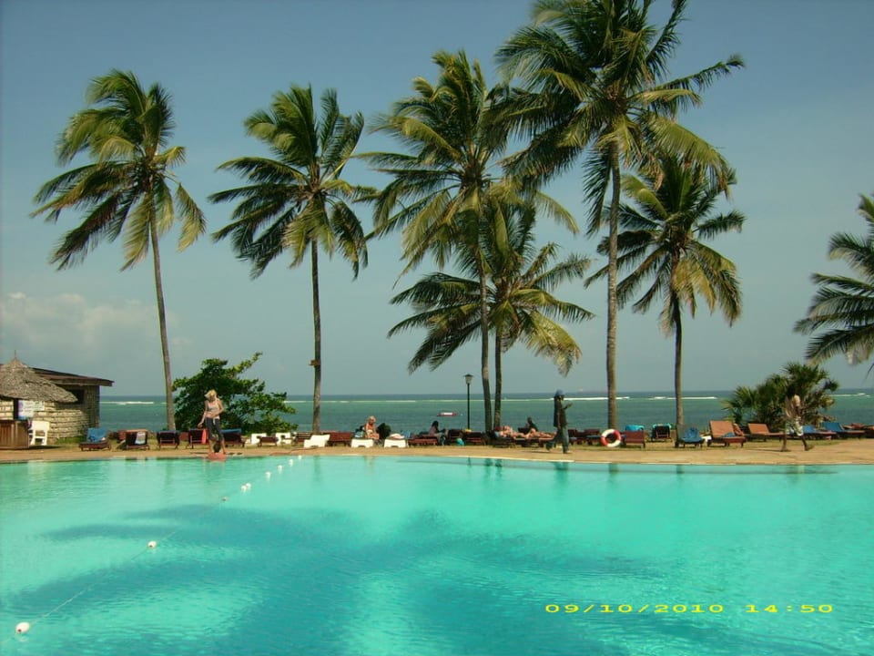Blick vom Pool zum Meer Reef Hotel Mombasa