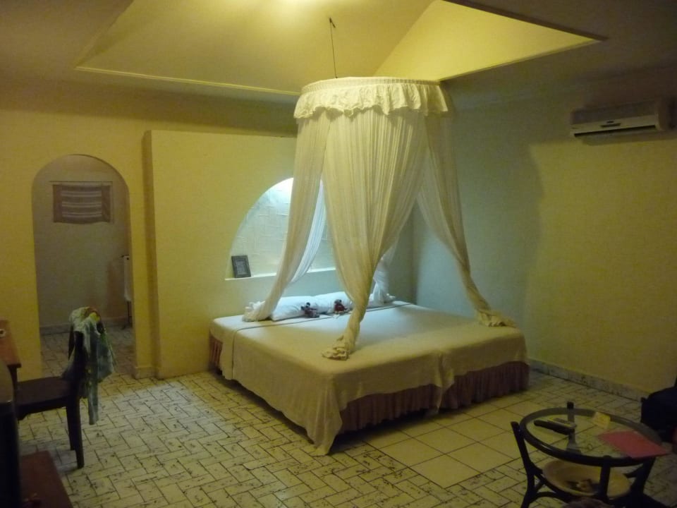 Doppelbett mit Moskitonetz Hotel The Alit