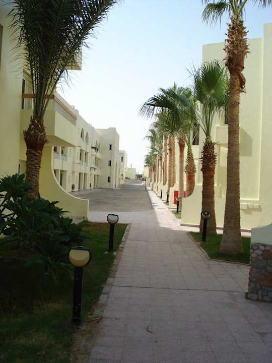 Bungalow-Strasse Palm Beach Resort