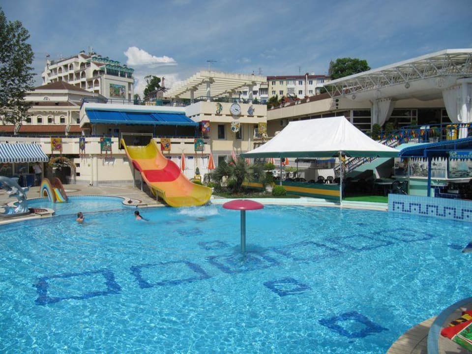 Pool mit Poolbar (rechts) Resort Oktyabrskiy