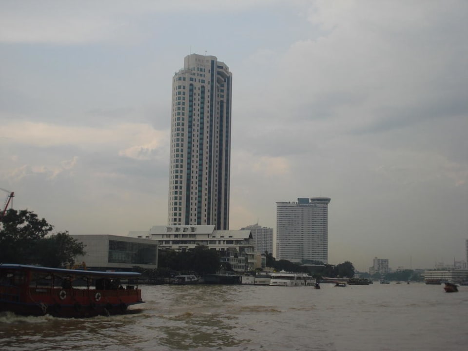 Hotel Peninsula - dahinter das Millenium Hilton Hotel The Peninsula Bangkok