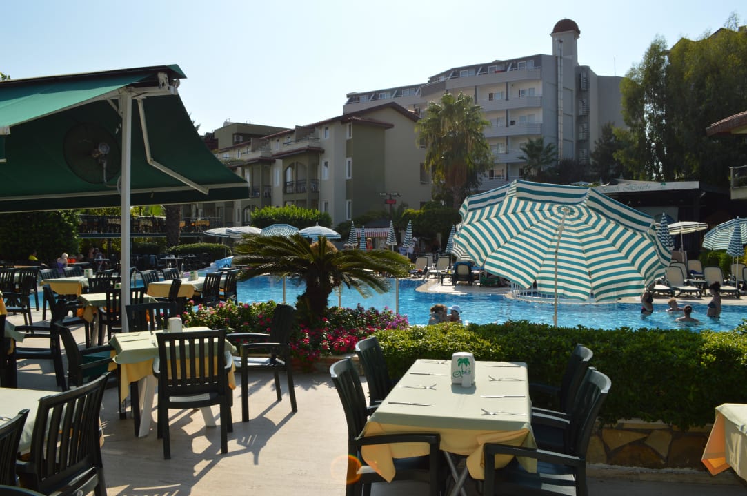 Sitzplätze Außenterrasse am Pool Hotel Gardenia Beach