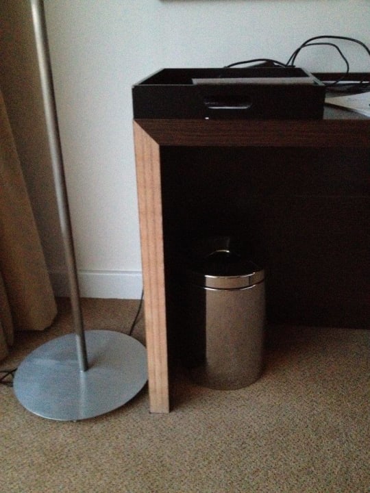 Tisch mit abgeplatztem Furnier Van Der Valk Hotel Brussels Airport