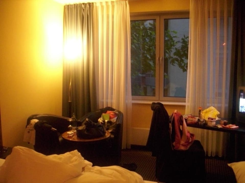 Tisch mit Fernseher Mercure Hotel Plaza Essen