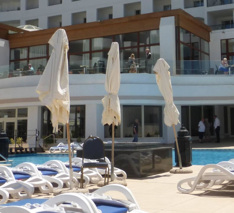 Viele leere Liegen db San Antonio Hotel + Spa