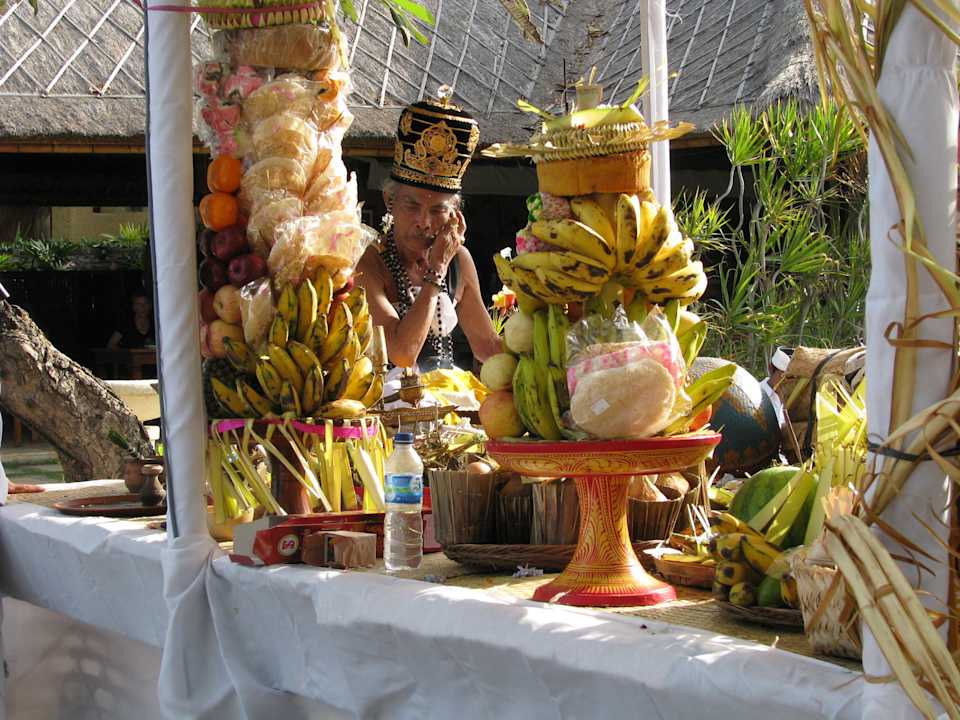 Der Priester während der Zeremonie Bali Reef Resort