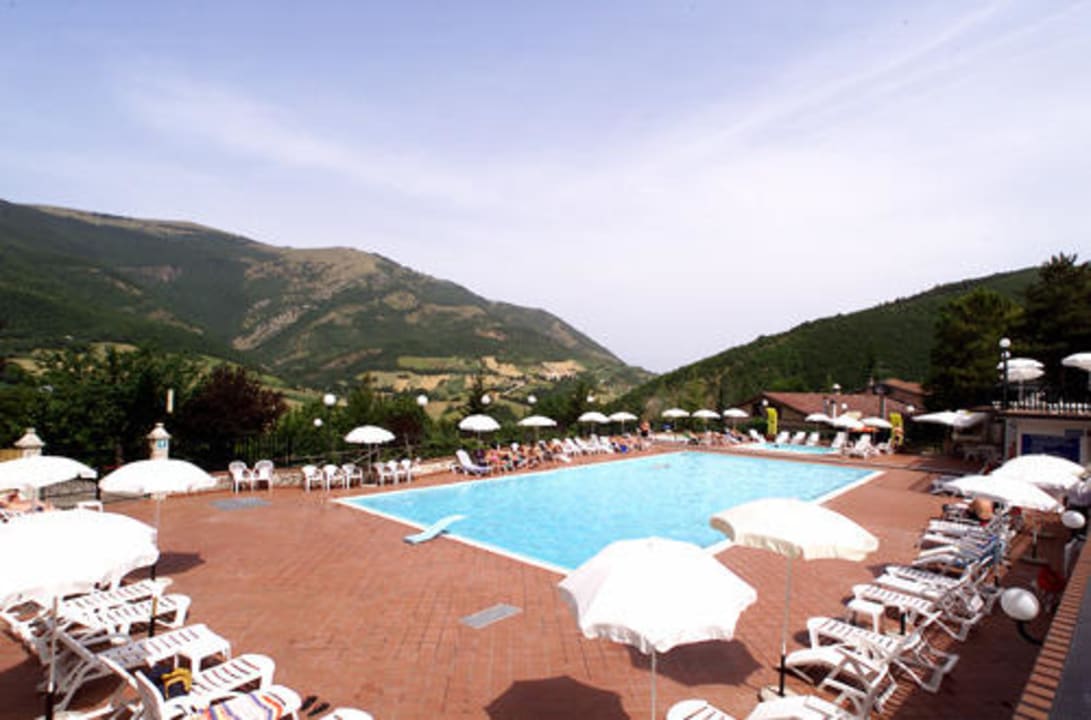 Piscina all'aperto Hotel Pineta Ristorante in Fabriano
