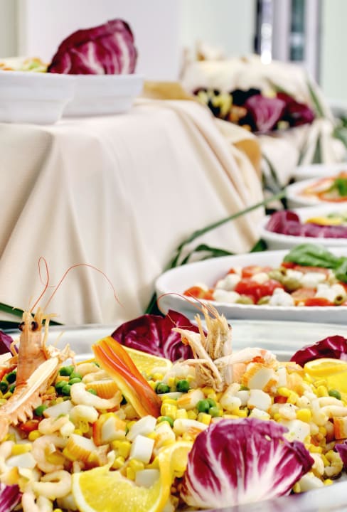 Insalate di pesce e piatti di verdure fresche Hotel Palace