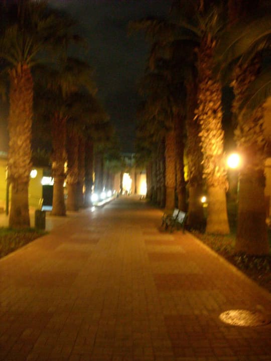 Schöne Wege durch die Anlage VONRESORT Golden Beach