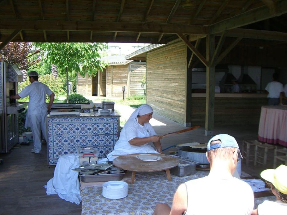 Die "Fladenfrau" im Strandrestaurant Trendy Aspendos Beach Hotel