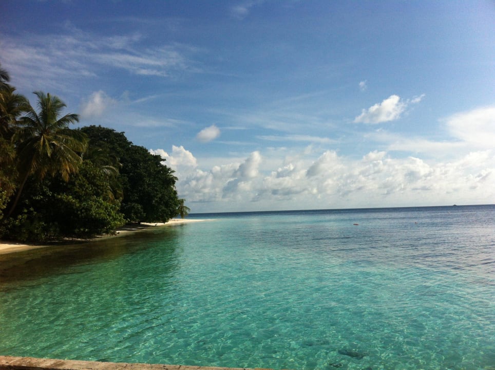 Blick vom Steg zur Insel Fihalhohi Maldives