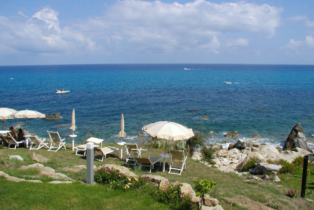 Von unserer Liege aus links Infinity Resort Tropea