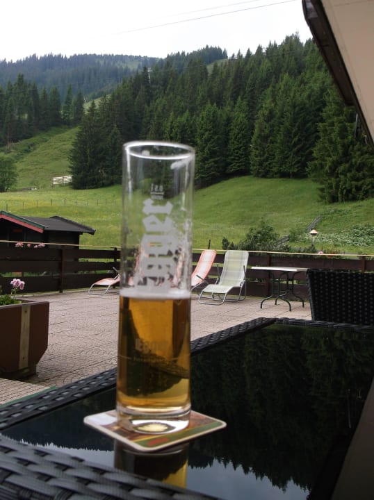 Das Bier ist wie immer kühl. Berghotel Holzer