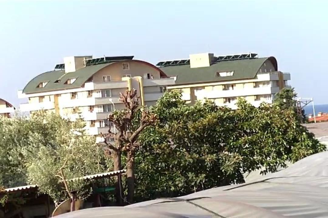 Von der anderen Strassenseite aus Alaiye Resort & Spa