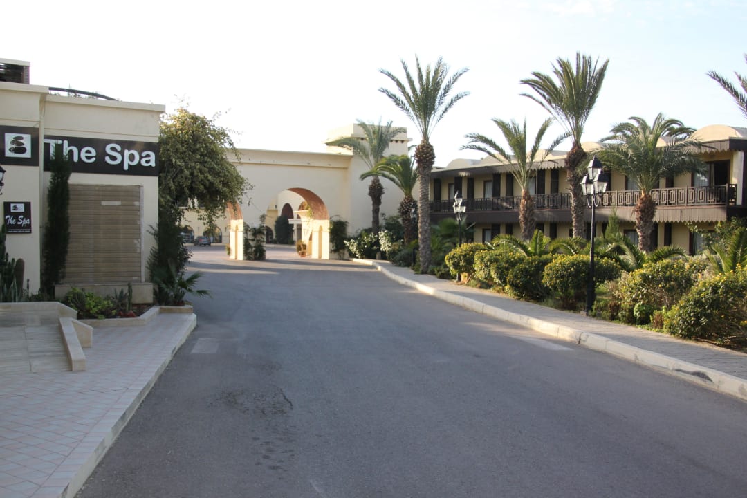 Zufahrt mit Eingang zu Spabereich Hotel Paradis Palace