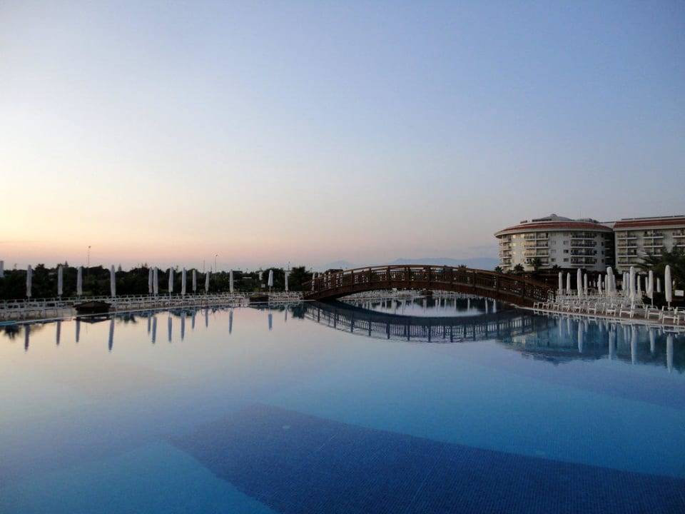 Pool am Abend Seaden Sea World Resort & Spa