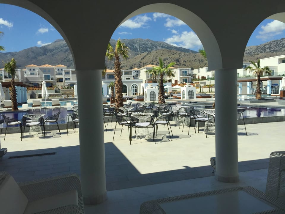 Von der Lobby auf die Poollandschaft Anemos Luxury Grand Resort