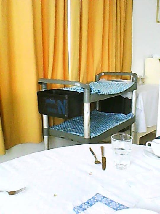 "Lecker" verdreckter Servierwagen am Tisch The Club Hammamet