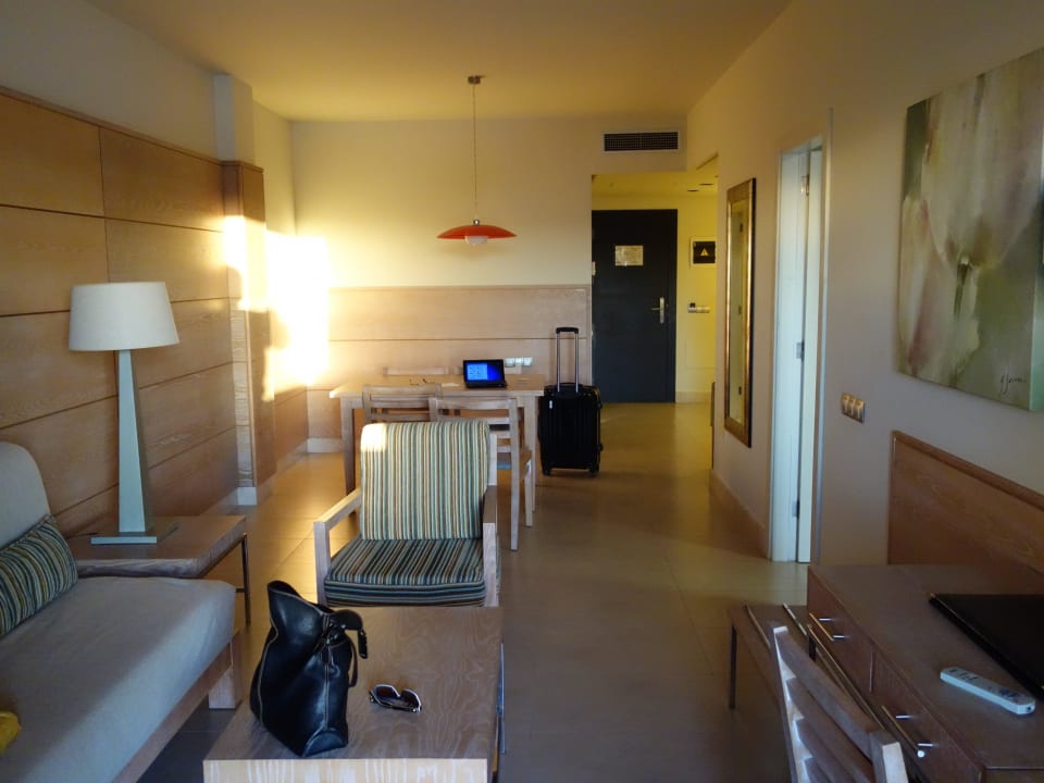 Wohnraum der Suite Kn Arenas del Mar Hotel