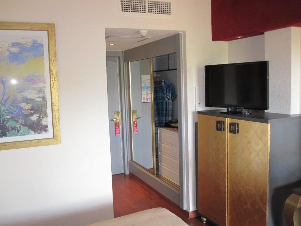 Eingangsbereich mit Kleiderschrank allsun Hotel Bella Paguera