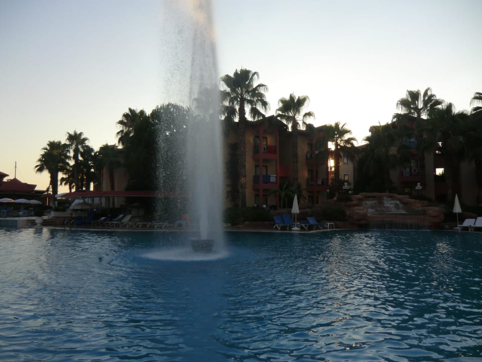 Pool am Abend Miramare Queen Hotel