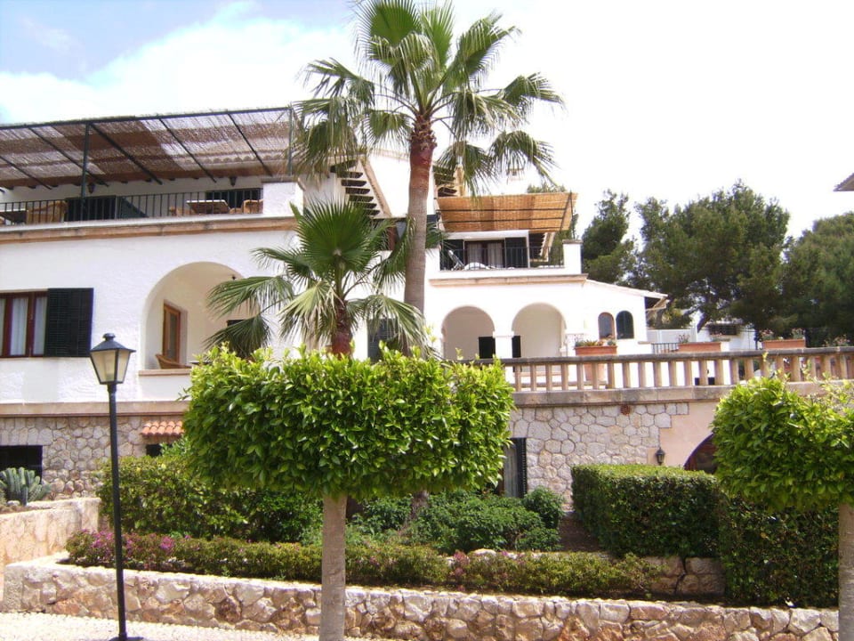 Blick auf die klassischen Hotelzimmer Hotel Bendinat