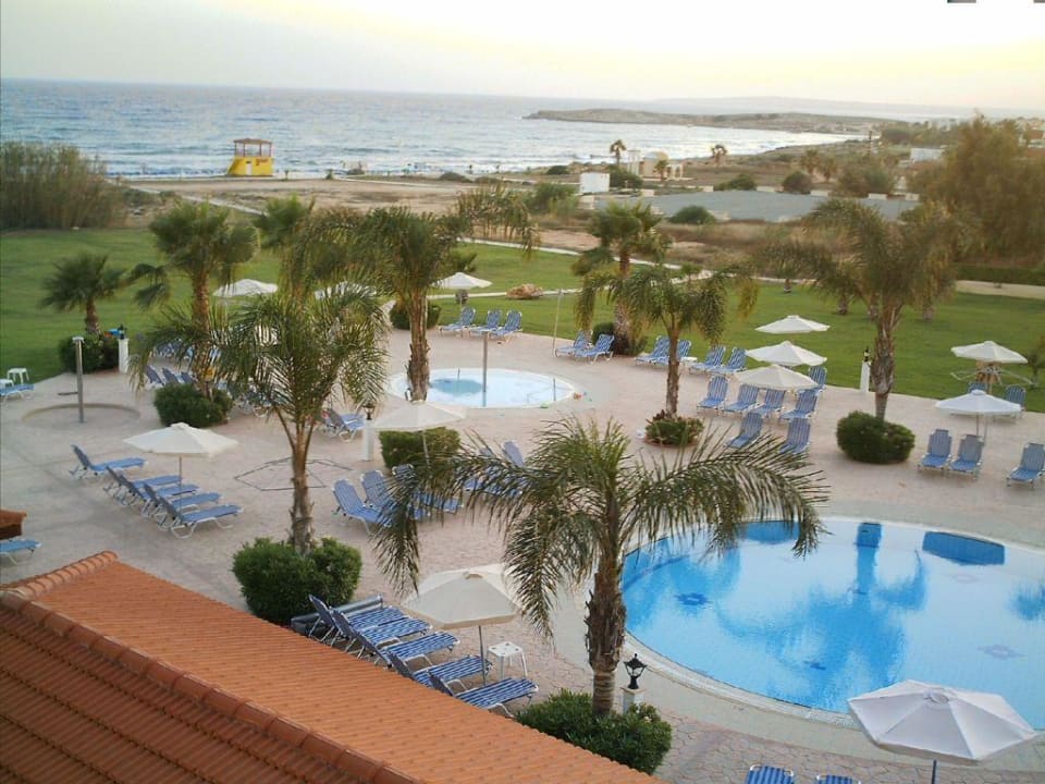 Blick vom Balkon auf den Poolbreich und das Meer Nelia Sea Breeze