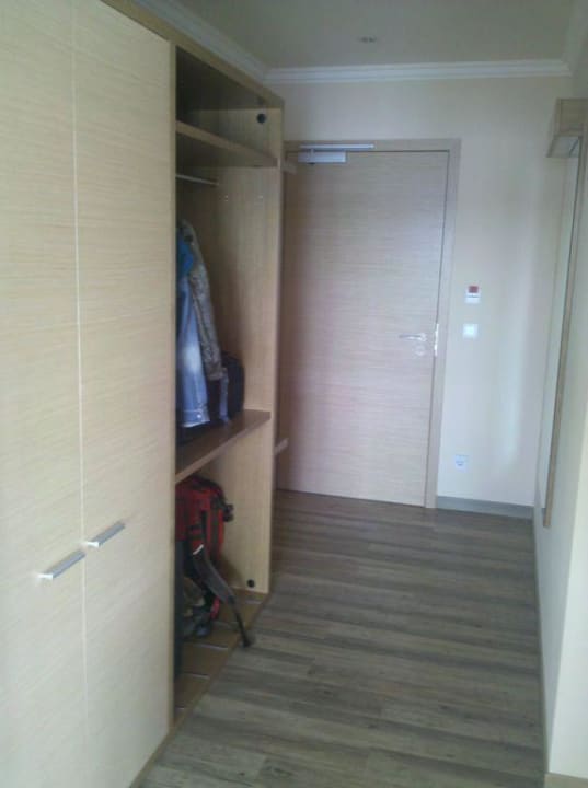 Kleiner Flur mit Eingangstür Der Seehof