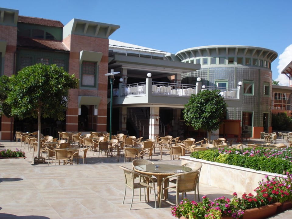 Vor dem Amphitheater mit Bar im Hintergrund Megasaray Club Belek