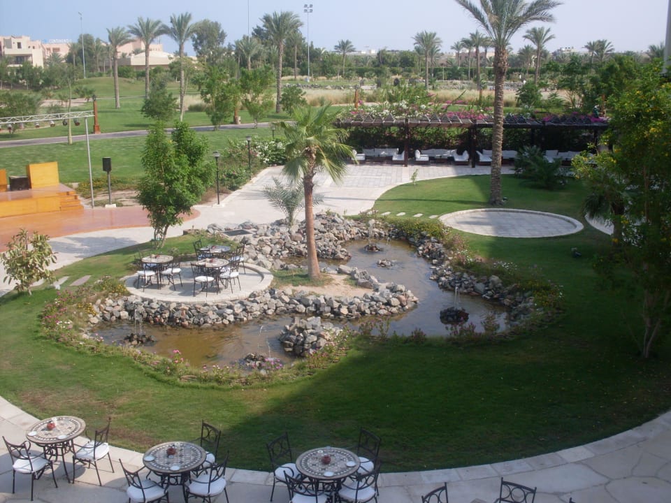 Ein riesiger, sehr gepflgter Garten Steigenberger ALDAU Beach Hotel
