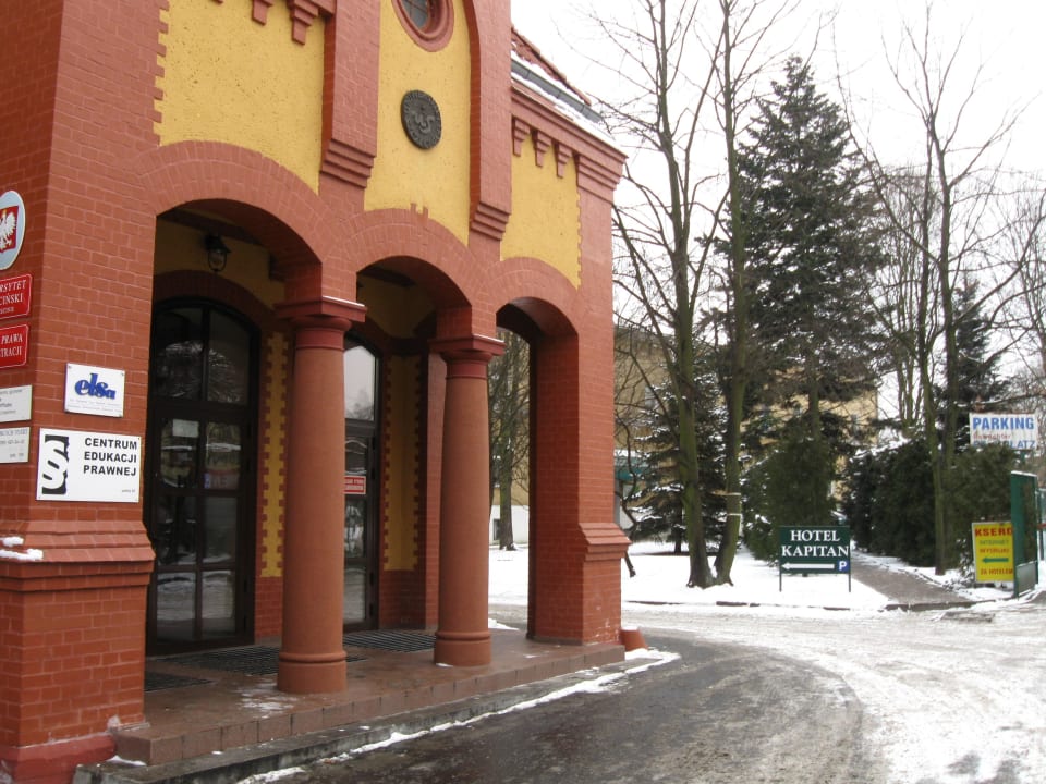 Gebäude vor dem Hotel Hotel Kapitan