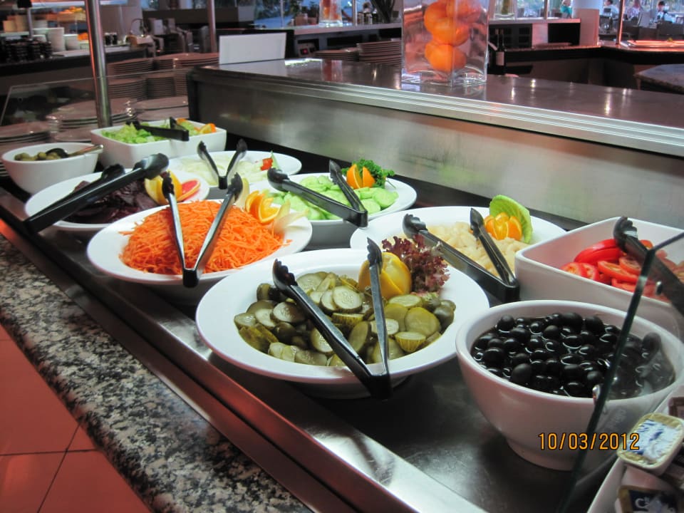 Ein Teil  des Salatbuffets H10 Tenerife Playa