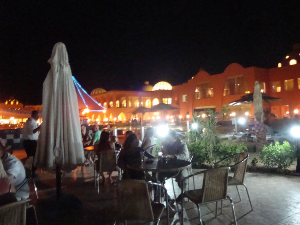 Poolbar bei Nacht Titanic Beach Spa & Aqua Park
