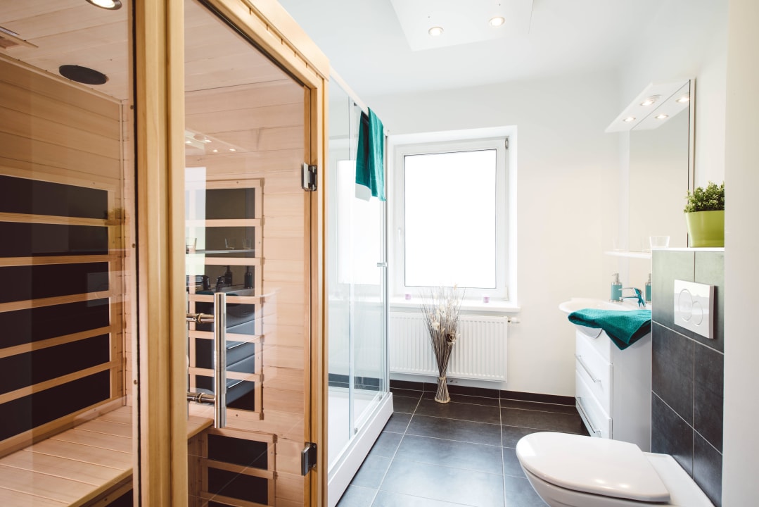 Wellnessbadezimmer mit Infrarotkabine Erzberg Alpin Resort by ALPS RESORTS